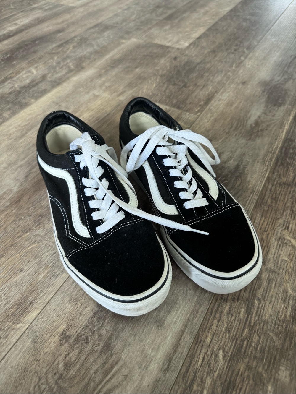 Vans Old Skool low-top skate shoes, featuring a durable suede and canvas upper